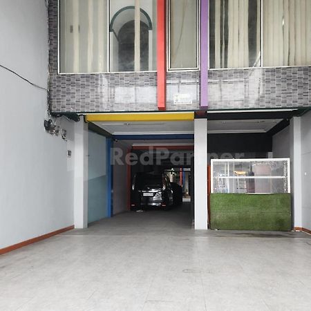Puspita Homestay Mitra Reddoorz Бекаси Экстерьер фото
