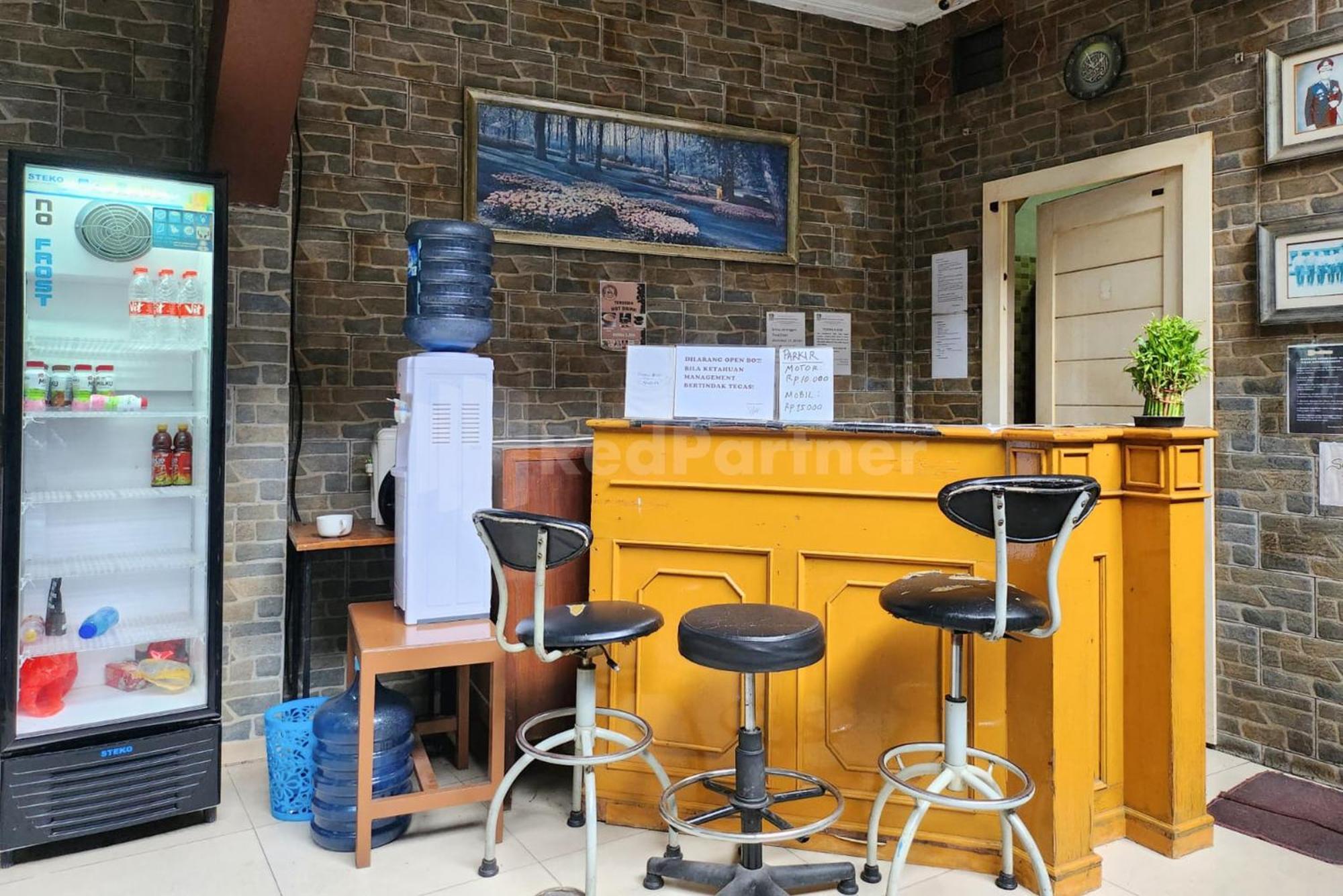 Puspita Homestay Mitra Reddoorz Бекаси Экстерьер фото