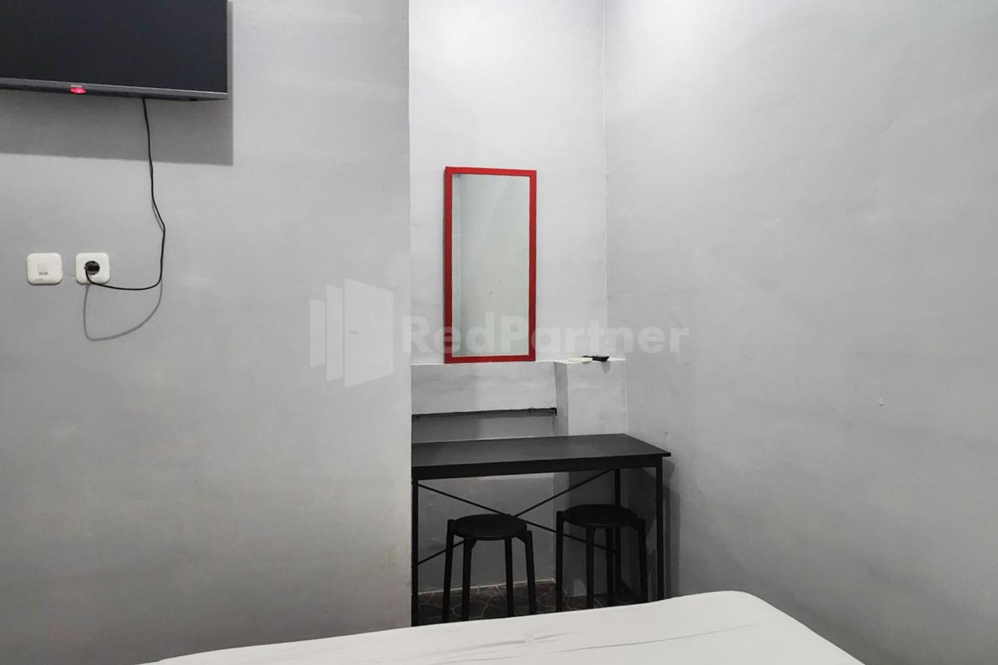Puspita Homestay Mitra Reddoorz Бекаси Экстерьер фото