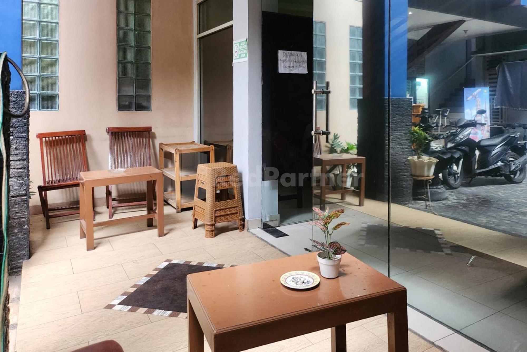 Puspita Homestay Mitra Reddoorz Бекаси Экстерьер фото
