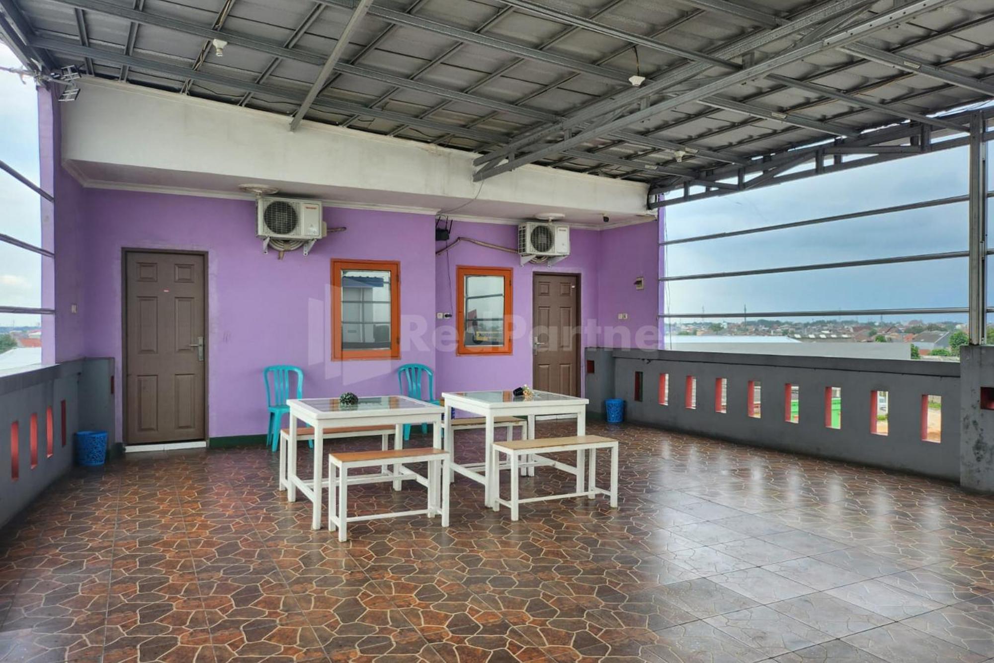 Puspita Homestay Mitra Reddoorz Бекаси Экстерьер фото