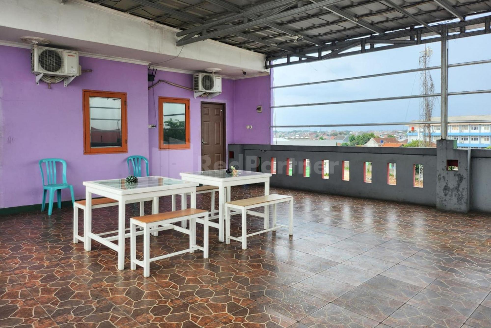 Puspita Homestay Mitra Reddoorz Бекаси Экстерьер фото