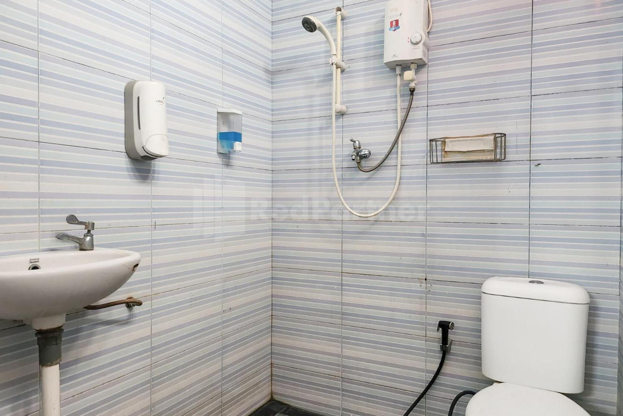 Puspita Homestay Mitra Reddoorz Бекаси Экстерьер фото